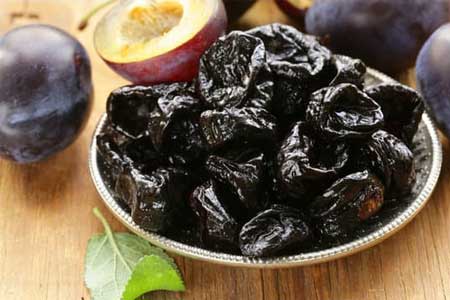 can dogs eat plums prunes